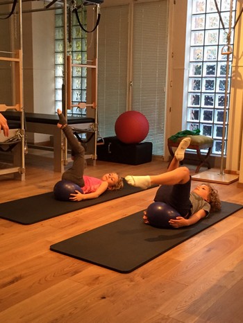 Domi et Laura 1 cours pilates pour enfant - mb studio pilates