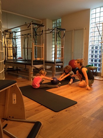 Domi et Laura 2 méthode pilates pour enfant - mb studio pilates